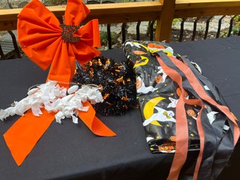 Table Cloth Door Bow And Garland