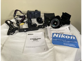 Nikon Coolpix 990 Camera With Lens