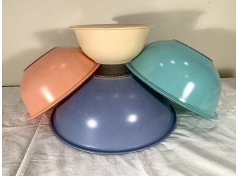 Set Of 4 Pyrex Colored Nesting Mixing Bowls