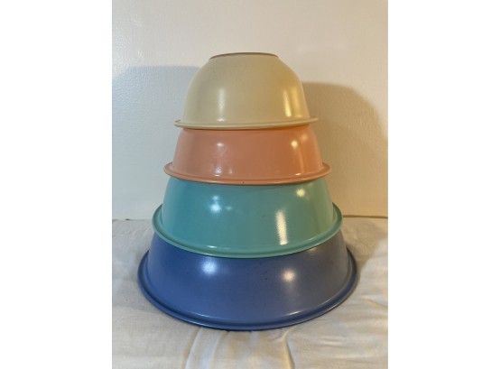Set Of 4 Pyrex Pastel Nesting Mixing Bowls