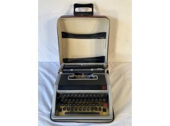 Olivetti Underwood Lettera 33 Typewriter In Original Case