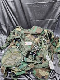 US ARMY WOODLAND CAMO PARACHUTE BAG/HARNESS