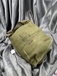 U.S. M9A1 GAS MASK WITH CARRYING BAG