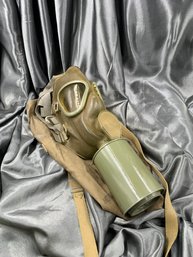 U.S. M1A2-1-1 NONCOMBATANT GAS MASK WITH CARRYING BAG