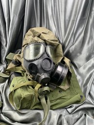 U.S. M17 GAS MASK WITH CARRYING BAG