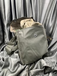 EAST GERMAN M10 GAS MASK WITH CARRYING BAG AND GAS CAPE