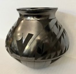 Vintage MATA ORTIZ Native American Pottery Vase--Black---signed By MARTHA VILLAPANDO--6'