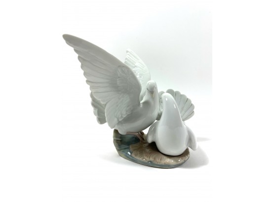 Lladro Kissing Doves Porcelain Sculpture