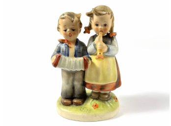 Early Goebel Porcelain Hummel Figurine 'birthday Serenade' #218