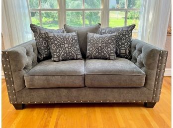 (1) Tufted Contemporary Upholstered Loveseat