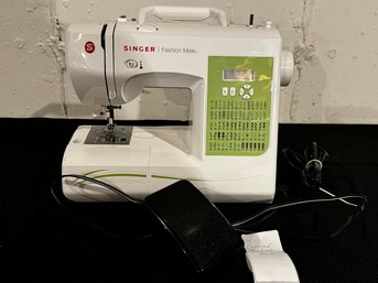Singer Sewing Machine Fashion Mate 7256