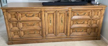 THOMASVILLE Triple Dresser - 3 Drawers Each Side, Middle Cabinet With 3 Drawers