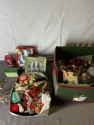 Ornament Holder And Christmas Tree Ornaments