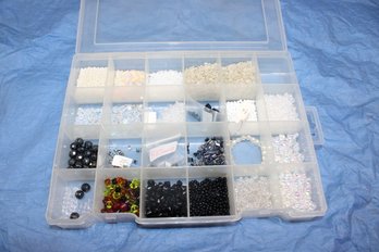 ASSORTMENT OF JEWELRY MAKING BEADS - GLASS, CRYSTAL AND PLASTIC (2)