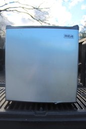 SMALL DORM SIZE RCA REFRIGERATOR