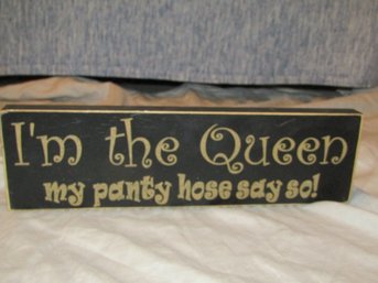 'I'M THE QUEEN' SHELF SITTER