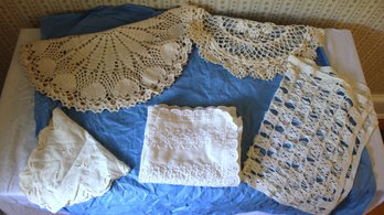 COLLECTION OF VINTAGE LINENS