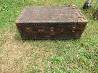 VINTAGE ANTIQUE BLEBER STEAMER TRUNK