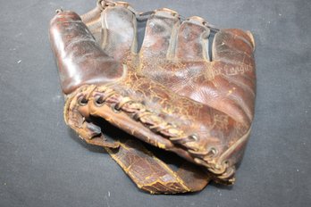 VINTAGE RAWLINGS BASEBALL GLOVE