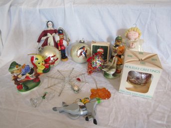 ASSORTMENT OF VINTAGE CHRISTMAS ORNAMENTS