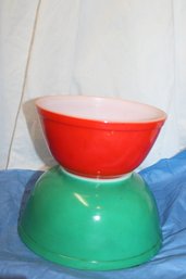 2 PYREX MIXING BOWLS - RED & GREEN