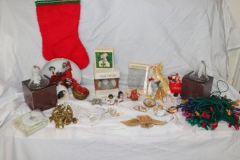 ASSORTMENT OF VINTAGE CHRISTMAS DECORATIONS (4)