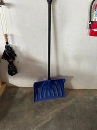 SNOW SHOVEL