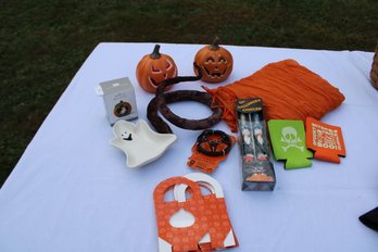 ASSORTMENT OF HALLOWEEN DECORATIONS