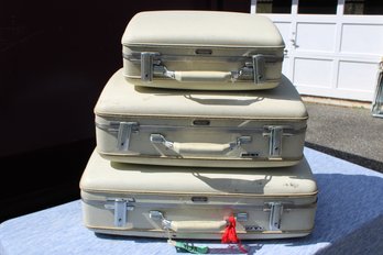 3 VINTAGE HARD TOURISTOR LUGGAGE SET - SUITCASES