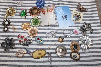 BROOCH LOT