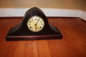 VINTAGE MANTLE CLOCK MADE IN THE USA - NO KEY