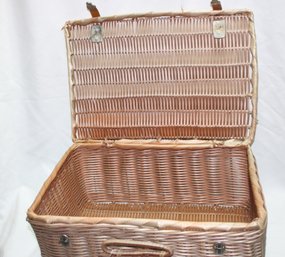 WOVEN RESIN PICNIC BASKET