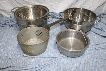 ASSORTMENT OF STAINLESS STEEL STRAINERS