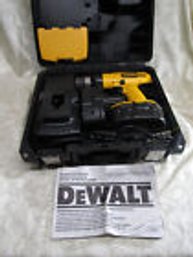 Dewalt DW958 Power Drill/Driver 18 Volt  W/ Case 2 Batteries Charger & Bits