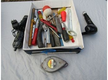 HAND DRILL, UTILITY KNIVES, SCREWDRIVER LOT