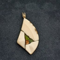 Tagau Nut-like Pendant