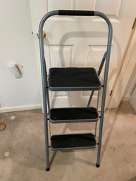 Easy Reach Step Ladder    (B)