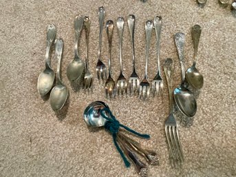 Silver Plated Spoons 16       (L)