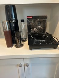 Hot Plate, Soda Stream, Aero Press. (DR)