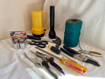 Tools, Flashlights, Batteries, Twine, Scissors    (K)