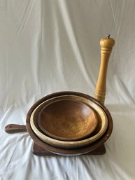 3 Wooden Bowls, Cutting Board, And Peppermill (k)