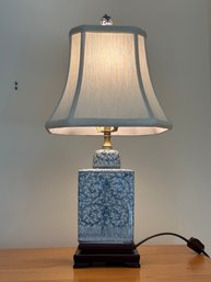 Blue And White Chinoiserie Floral Twisted Lotus Porcelain Jar Table Lamp