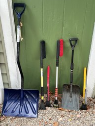 Winter Items (2 Shovels & 4 Ice Scrapers)