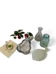 Lot With Aromatic Greater Glass Bottles, Glass Pair Dish, Metal Strawberries, And A Four Leaf Clover In Plas