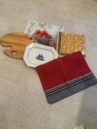 2 Cutting Boards, A Dish, Cloth Napkins, And 6 Placemats