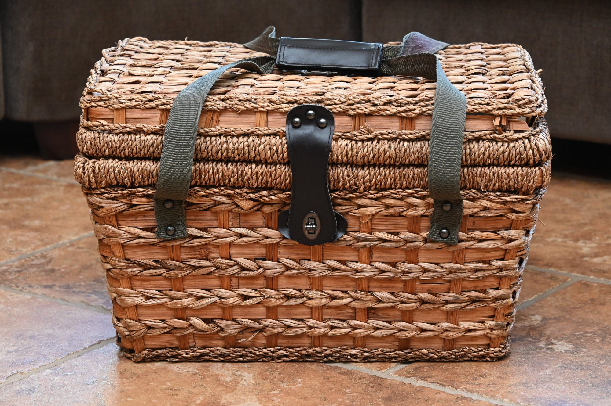 Wicker Picnic Basket With Place Settings #137899 | Auctionninja.com