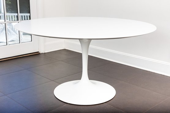 Knoll Eero Saarinen Round Tulip Table