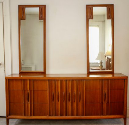 Thomasville MCM Dresser With Two Mirrors