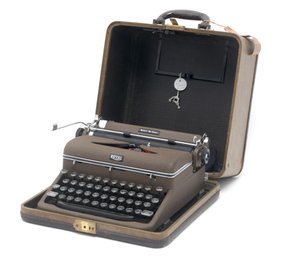 Antique Royal Quiet DeLuxe Typewriter In Hard Case