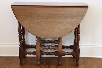 Vintage English Oak Gate Leg Table With Drop-Leaf Top